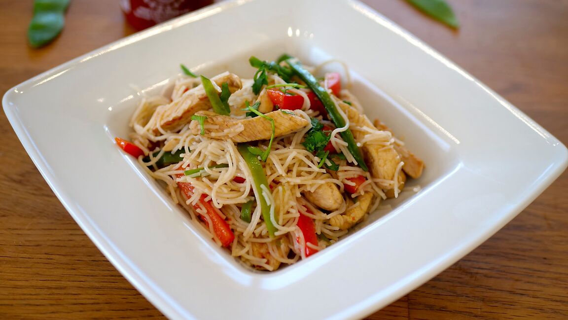 Chiński Makaron z Kurczakiem i Groszkiem Cukrowym